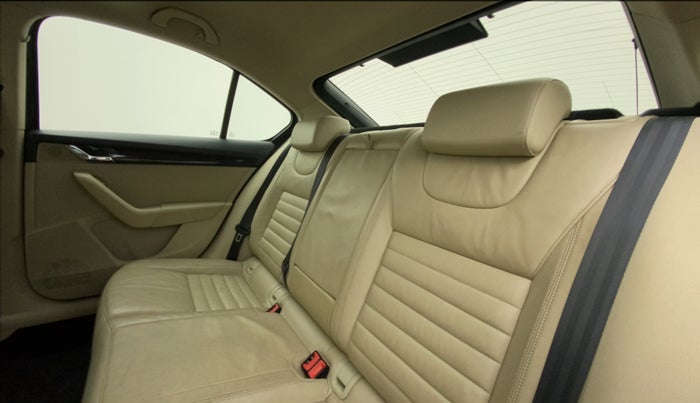 2015 Skoda Octavia ELEGANCE 1.8 TSI AT, Petrol, Automatic, 38,193 km, Right Side Rear Door Cabin