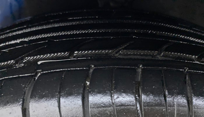 2013 Hyundai Eon MAGNA PLUS, CNG, Manual, 57,852 km, Left Front Tyre Tread