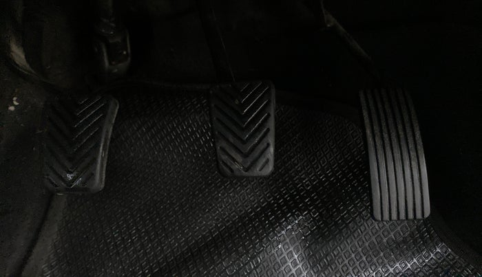 2013 Hyundai Eon MAGNA PLUS, CNG, Manual, 57,852 km, Pedals