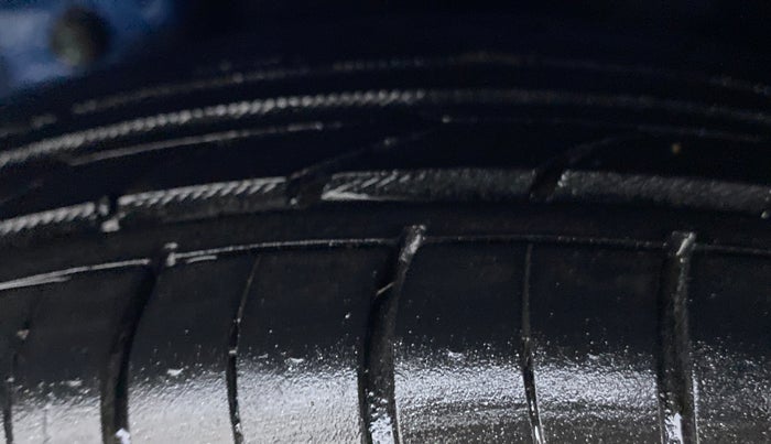 2013 Hyundai Eon MAGNA PLUS, CNG, Manual, 57,852 km, Left Rear Tyre Tread