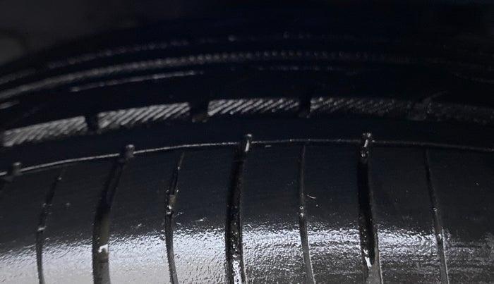 2013 Hyundai Eon MAGNA PLUS, CNG, Manual, 57,852 km, Right Rear Tyre Tread