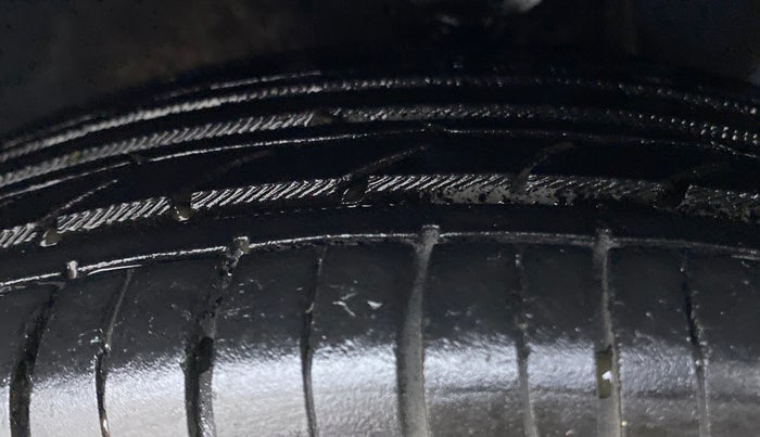 2013 Hyundai Eon MAGNA PLUS, CNG, Manual, 57,852 km, Right Front Tyre Tread