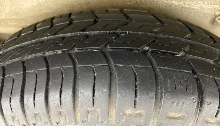 2016 Maruti Omni 5 SEATER, Petrol, Manual, 27,393 km, Right Rear Tyre Tread