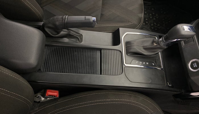 2022 Renault Kiger RXT (O) AMT DUAL TONE, Petrol, Automatic, 55,801 km, Gear Lever