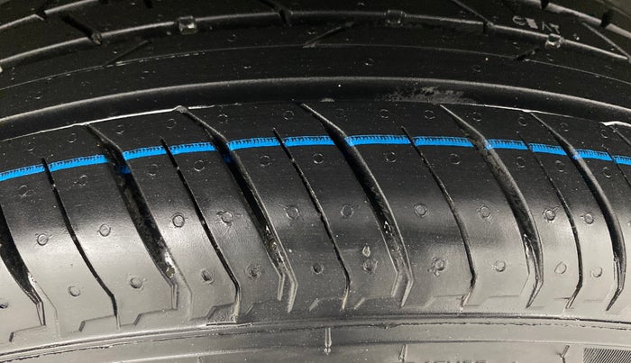 2022 Renault Kiger RXT (O) AMT DUAL TONE, Petrol, Automatic, 55,801 km, Left Rear Tyre Tread