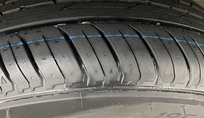 2022 Renault Kiger RXT (O) AMT DUAL TONE, Petrol, Automatic, 55,801 km, Right Front Tyre Tread