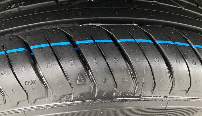 2022 Renault Kiger RXT (O) AMT DUAL TONE, Petrol, Automatic, 55,801 km, Right Rear Tyre Tread