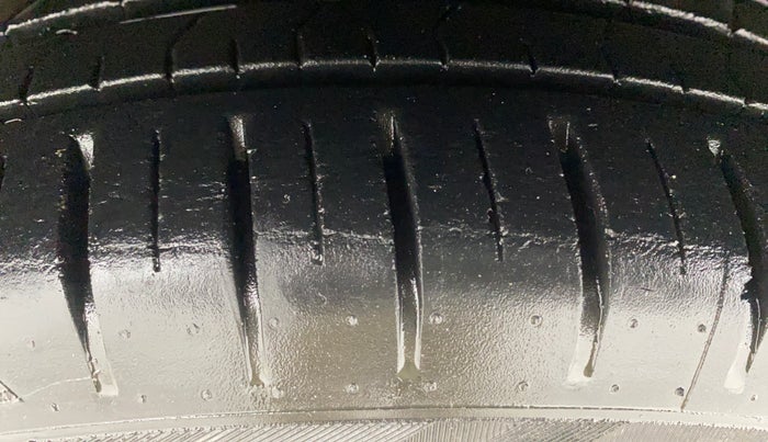2017 Maruti Ciaz ALPHA  AT 1.4  PETROL, Petrol, Automatic, 18,819 km, Left Front Tyre Tread