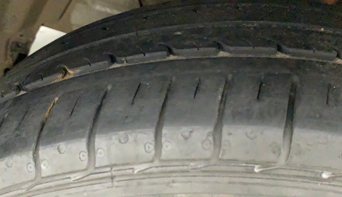 2016 Maruti Ciaz VXI+, Petrol, Manual, 96,802 km, Left Front Tyre Tread