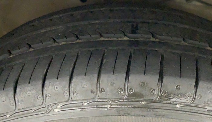 2016 Maruti Ciaz VXI+, Petrol, Manual, 96,802 km, Right Front Tyre Tread