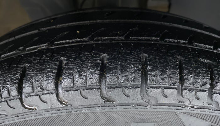 2019 Renault Kwid RXL, Petrol, Manual, 31,893 km, Right Front Tyre Tread