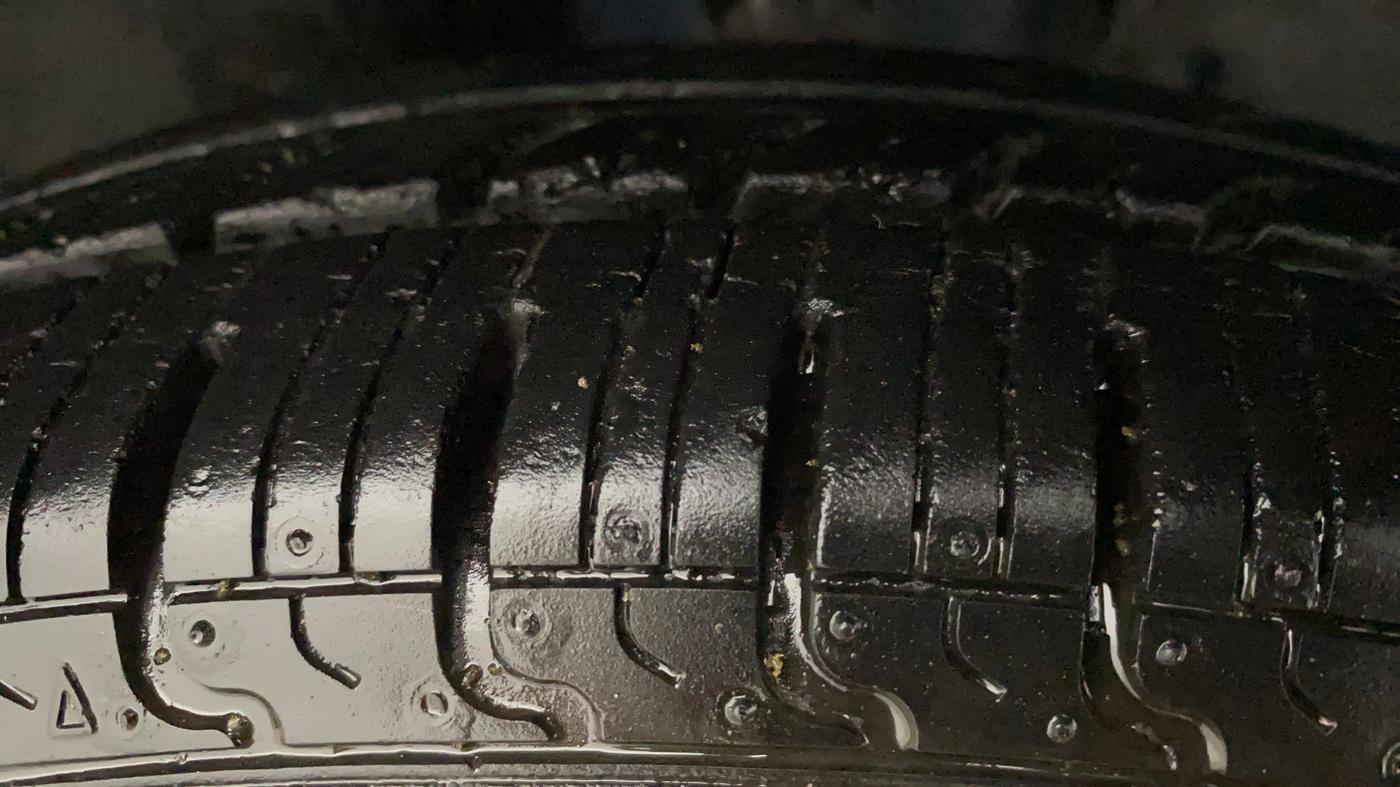 2017 Renault Kwid CLIMBER 1.0 AMT, Petrol, Automatic, 27,817 km, Right Front Tyre Tread
