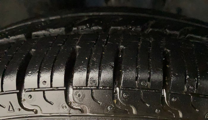 2017 Renault Kwid CLIMBER 1.0 AMT, Petrol, Automatic, 27,817 km, Right Front Tyre Tread