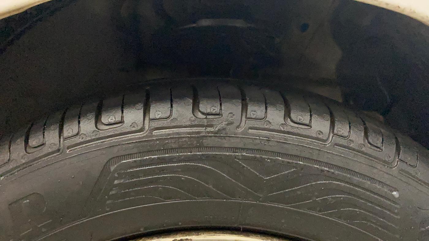2018 Hyundai Eon ERA +, Petrol, Manual, 37,944 km, Right Front Tyre Tread
