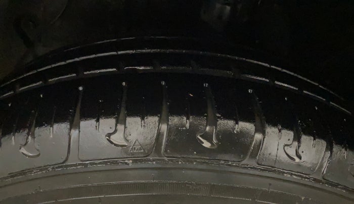 2018 Hyundai Grand i10 SPORTZ 1.2 KAPPA VTVT, CNG, Manual, 34,912 km, Left Front Tyre Tread