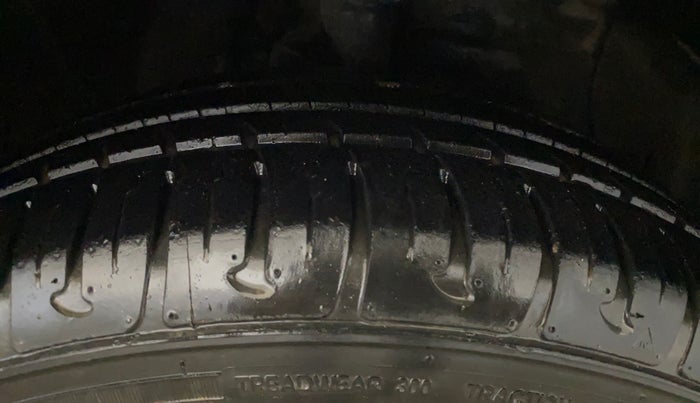 2018 Hyundai Grand i10 SPORTZ 1.2 KAPPA VTVT, CNG, Manual, 34,912 km, Right Front Tyre Tread