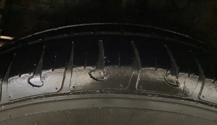 2018 Hyundai Grand i10 SPORTZ 1.2 KAPPA VTVT, CNG, Manual, 34,912 km, Right Rear Tyre Tread