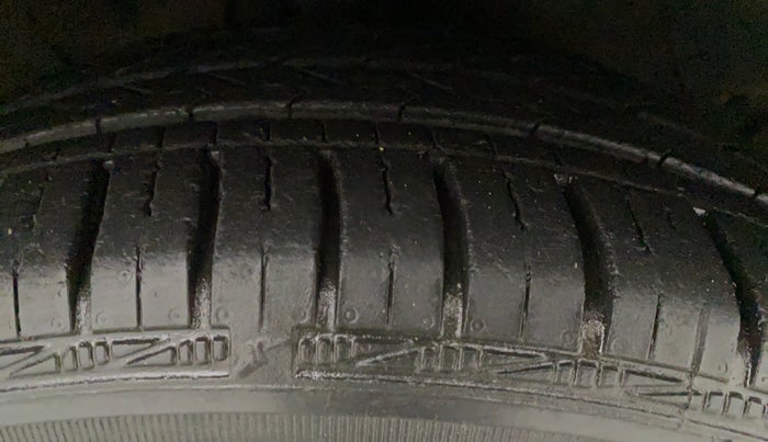2017 Hyundai Grand i10 SPORTZ (O) AT 1.2 KAPPA VTVT, Petrol, Automatic, 13,546 km, Right Front Tyre Tread