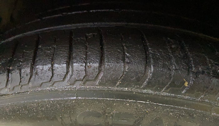 2016 Hyundai Verna 1.6 CRDI SX, Diesel, Manual, 1,02,496 km, Left Front Tyre Tread