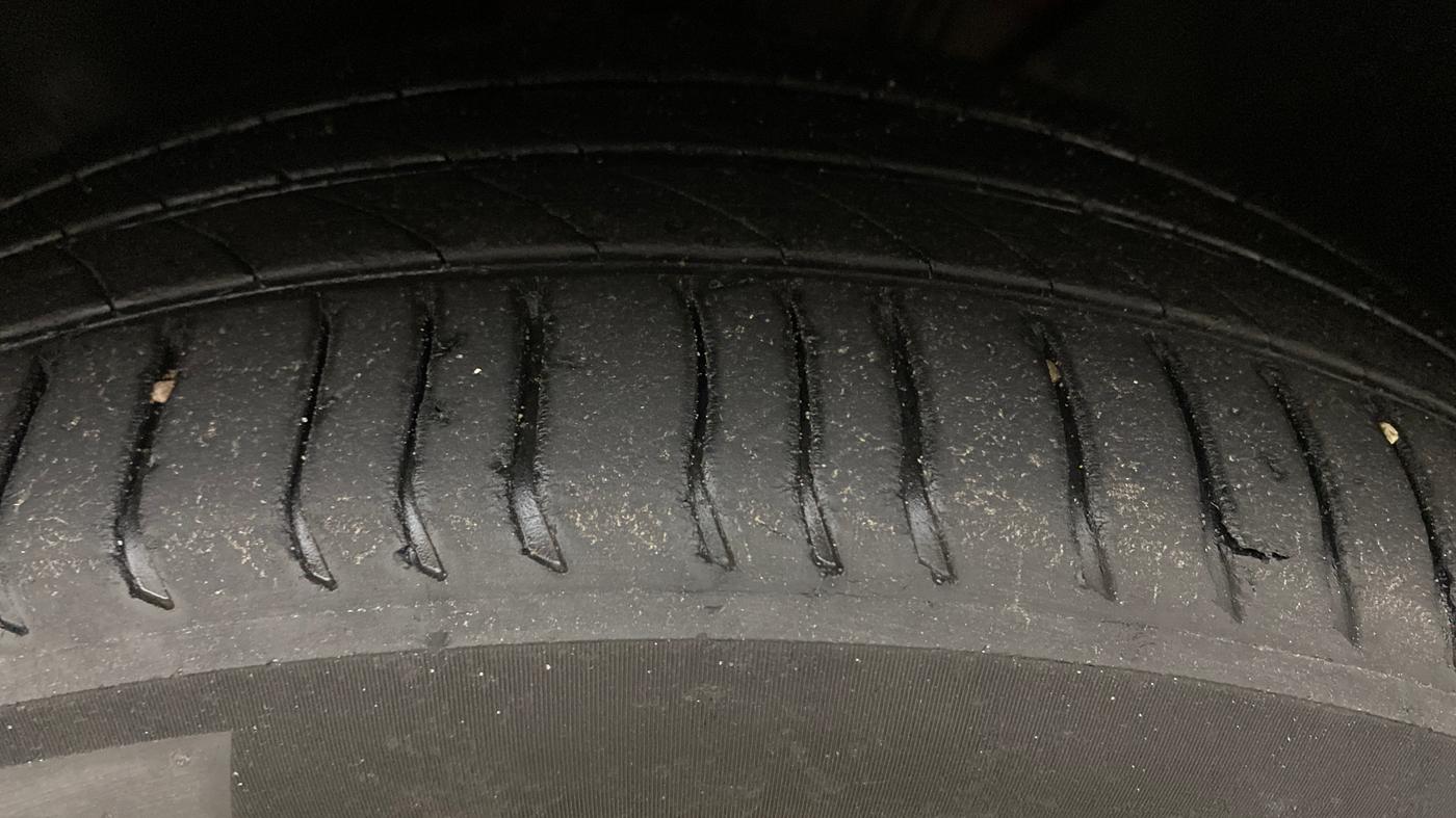 2021 Volkswagen T-ROC 1.5 TSI AT, Petrol, Automatic, 1,20,900 km, Left Front Tyre Tread