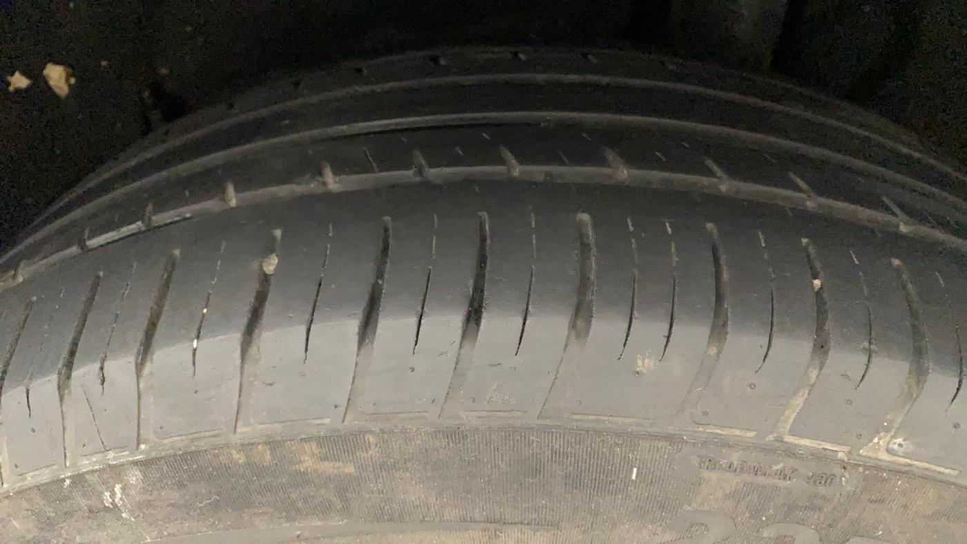2022 Mahindra XUV700 AX 7 LUXURY P AT 7 STR, Petrol, Automatic, 50,045 km, Left Rear Tyre Tread