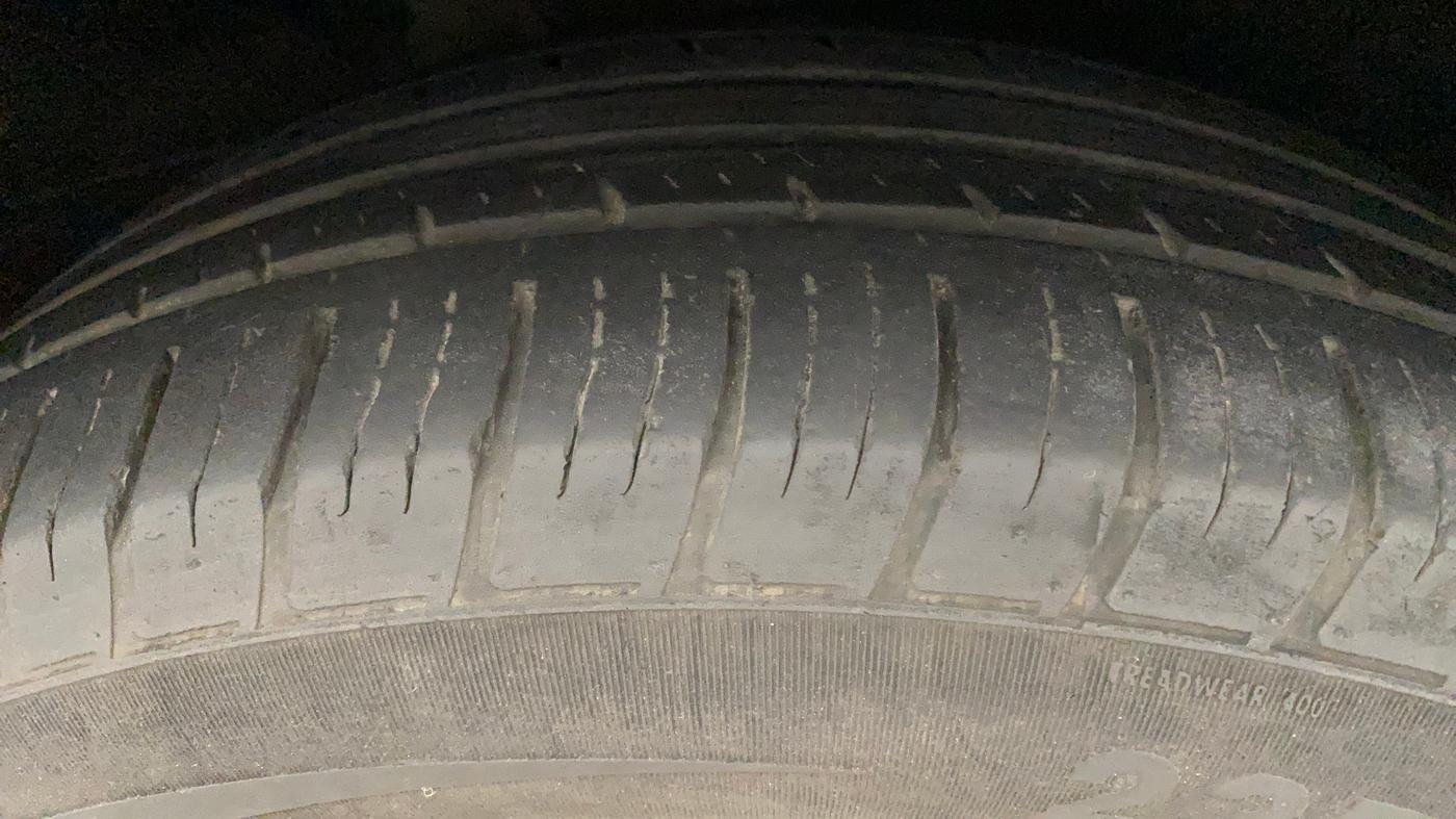 2022 Mahindra XUV700 AX 7 LUXURY P AT 7 STR, Petrol, Automatic, 50,045 km, Right Front Tyre Tread