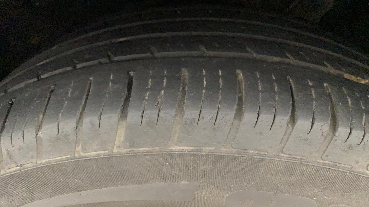 2022 Mahindra XUV700 AX 7 LUXURY P AT 7 STR, Petrol, Automatic, 50,045 km, Left Front Tyre Tread