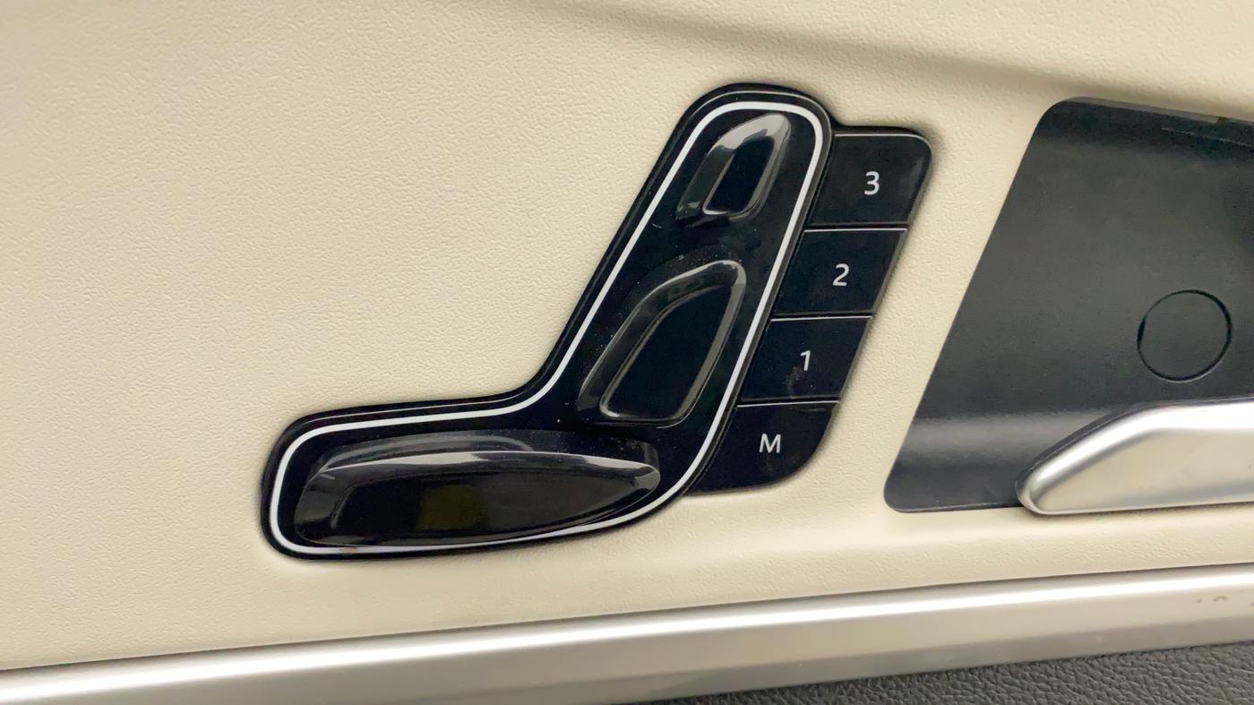 2022 Mahindra XUV700 AX 7 LUXURY P AT 7 STR, Petrol, Automatic, 50,045 km, Driver Side Adjustment Panel