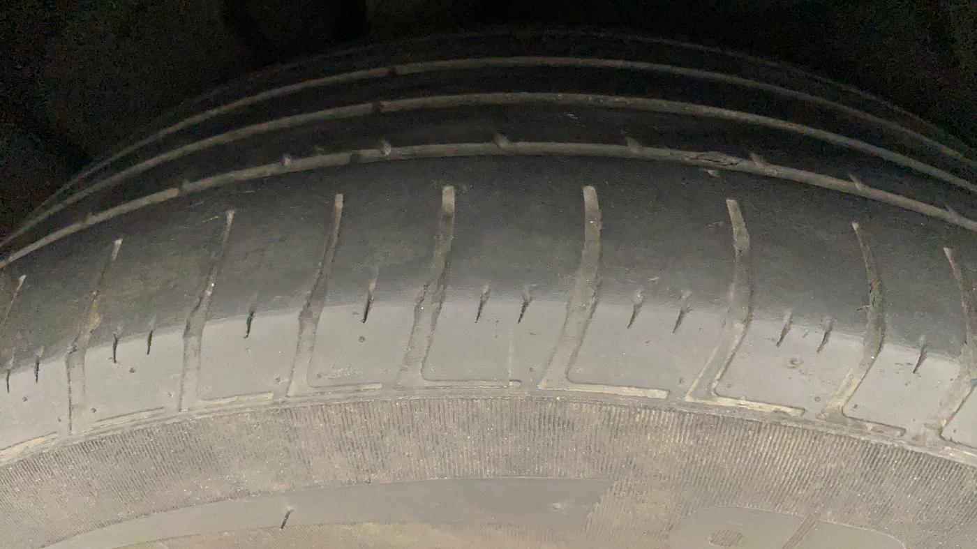 2022 Mahindra XUV700 AX 7 LUXURY P AT 7 STR, Petrol, Automatic, 50,045 km, Right Rear Tyre Tread