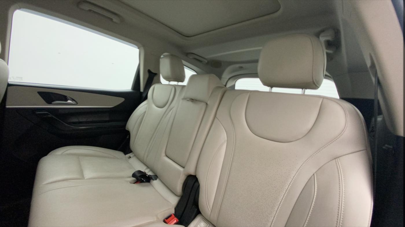 2022 Mahindra XUV700 AX 7 LUXURY P AT 7 STR, Petrol, Automatic, 50,045 km, Right Side Rear Door Cabin