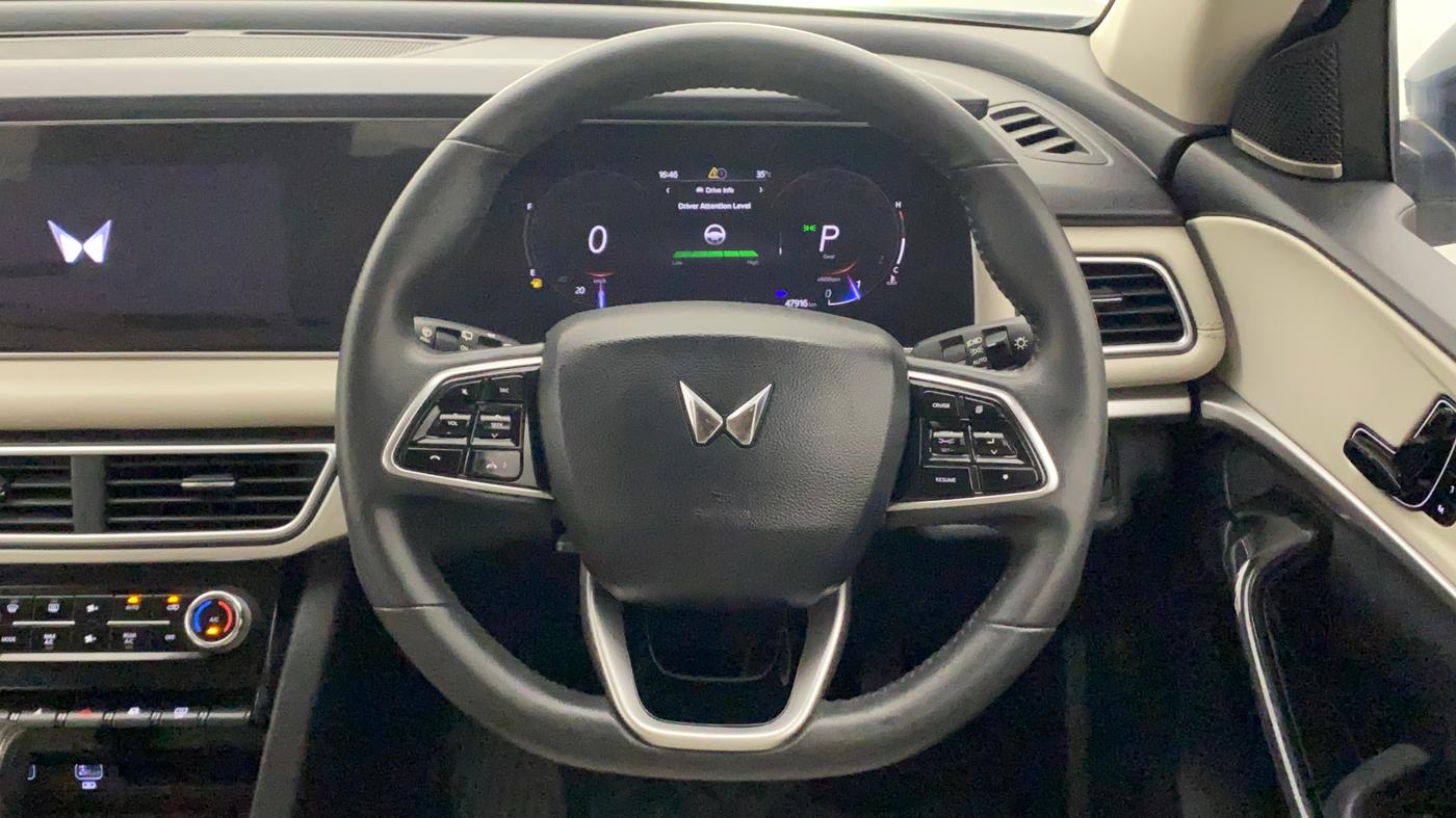 2022 Mahindra XUV700 AX 7 LUXURY P AT 7 STR, Petrol, Automatic, 50,045 km, Steering Wheel Close Up