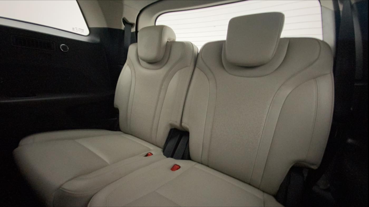 2022 Mahindra XUV700 AX 7 LUXURY P AT 7 STR, Petrol, Automatic, 50,045 km, Third Seat Row ( optional )