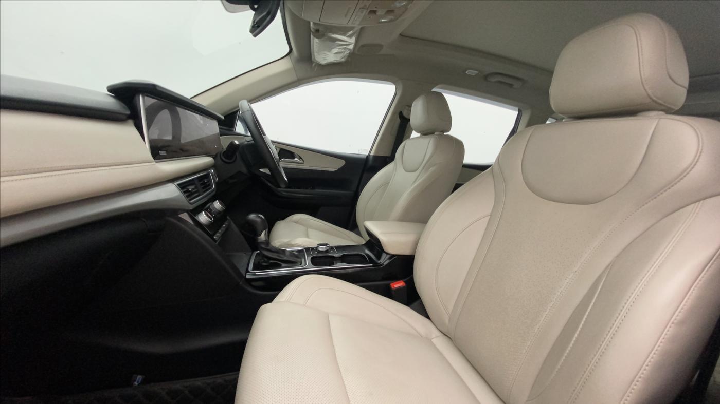 2022 Mahindra XUV700 AX 7 LUXURY P AT 7 STR, Petrol, Automatic, 50,045 km, Right Side Front Door Cabin