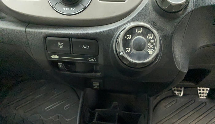 2011 Honda Jazz 1.2L I-VTEC BASE, Petrol, Manual, 1,05,985 km, AC Unit - Main switch light not functional