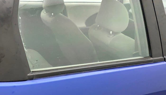 2011 Honda Jazz 1.2L I-VTEC BASE, Petrol, Manual, 1,05,985 km, Right rear door - Weather strip has minor damage