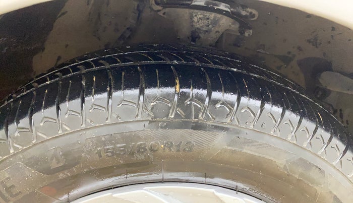 2013 Hyundai i10 MAGNA 1.2, CNG, Manual, 75,726 km, Right Front Tyre Tread