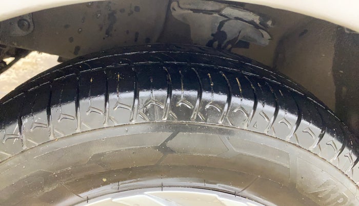 2013 Hyundai i10 MAGNA 1.2, CNG, Manual, 75,726 km, Left Front Tyre Tread