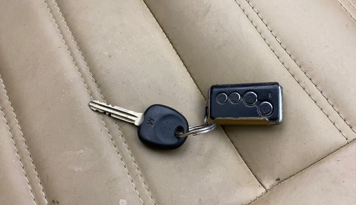 2013 Hyundai i10 MAGNA 1.2, CNG, Manual, 75,726 km, Key Close Up