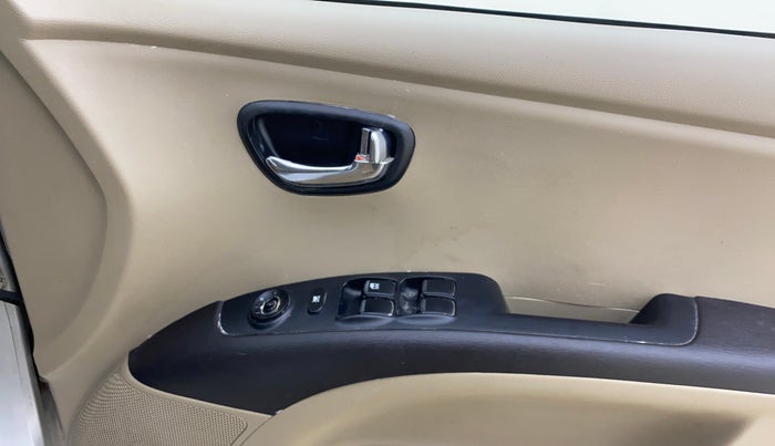 2013 Hyundai i10 MAGNA 1.2, CNG, Manual, 75,726 km, Driver Side Door Panels Control