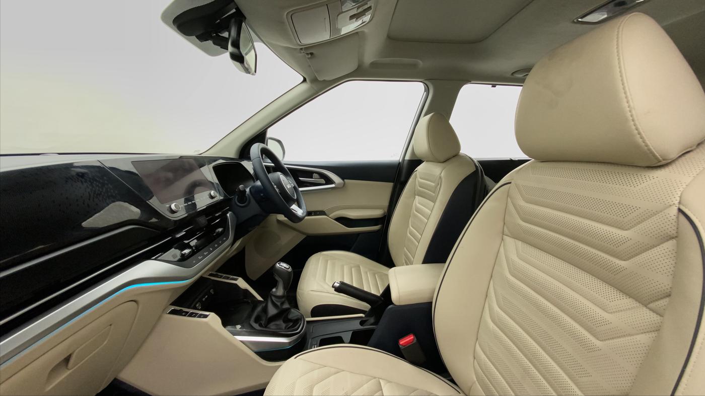 2022 KIA CARENS LUXURY PLUS 1.4G MT 6STR, Petrol, Manual, 3,084 km, Right Side Front Door Cabin