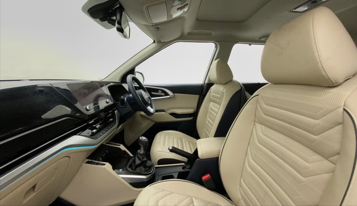 2022 KIA CARENS LUXURY PLUS 1.4G MT 6STR, Petrol, Manual, 3,084 km, Right Side Front Door Cabin