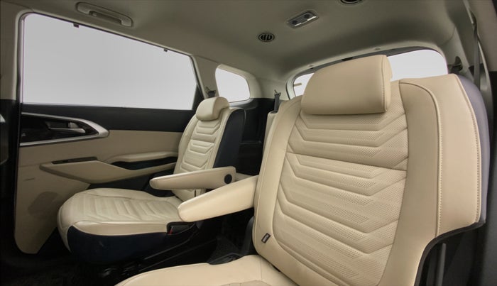 2022 KIA CARENS LUXURY PLUS 1.4G MT 6STR, Petrol, Manual, 3,084 km, Right Side Rear Door Cabin