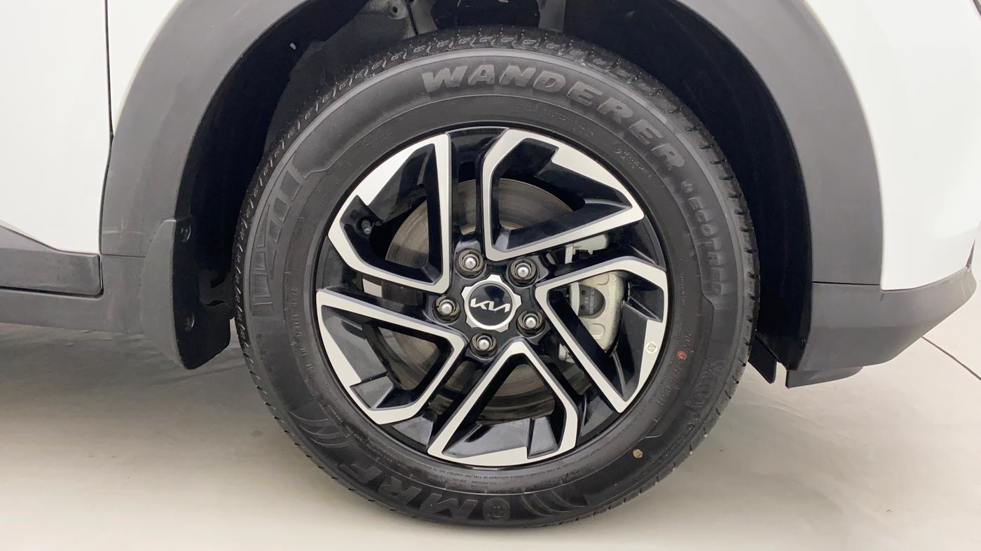 2022 KIA CARENS LUXURY PLUS 1.4G MT 6STR, Petrol, Manual, 3,084 km, Right Front Wheel
