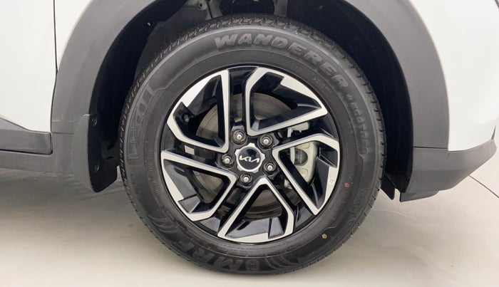 2022 KIA CARENS LUXURY PLUS 1.4G MT 6STR, Petrol, Manual, 3,084 km, Right Front Wheel