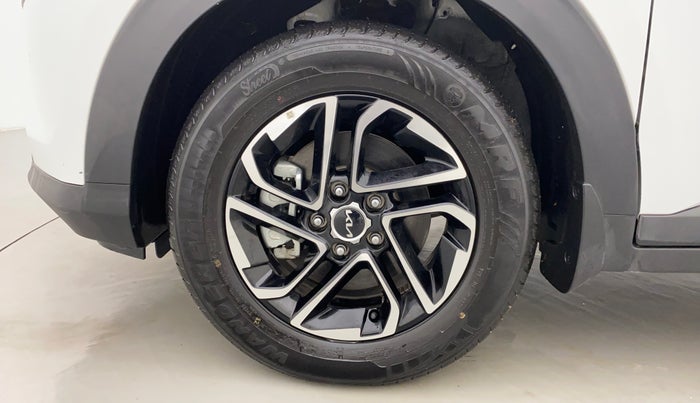 2022 KIA CARENS LUXURY PLUS 1.4G MT 6STR, Petrol, Manual, 3,084 km, Left Front Wheel
