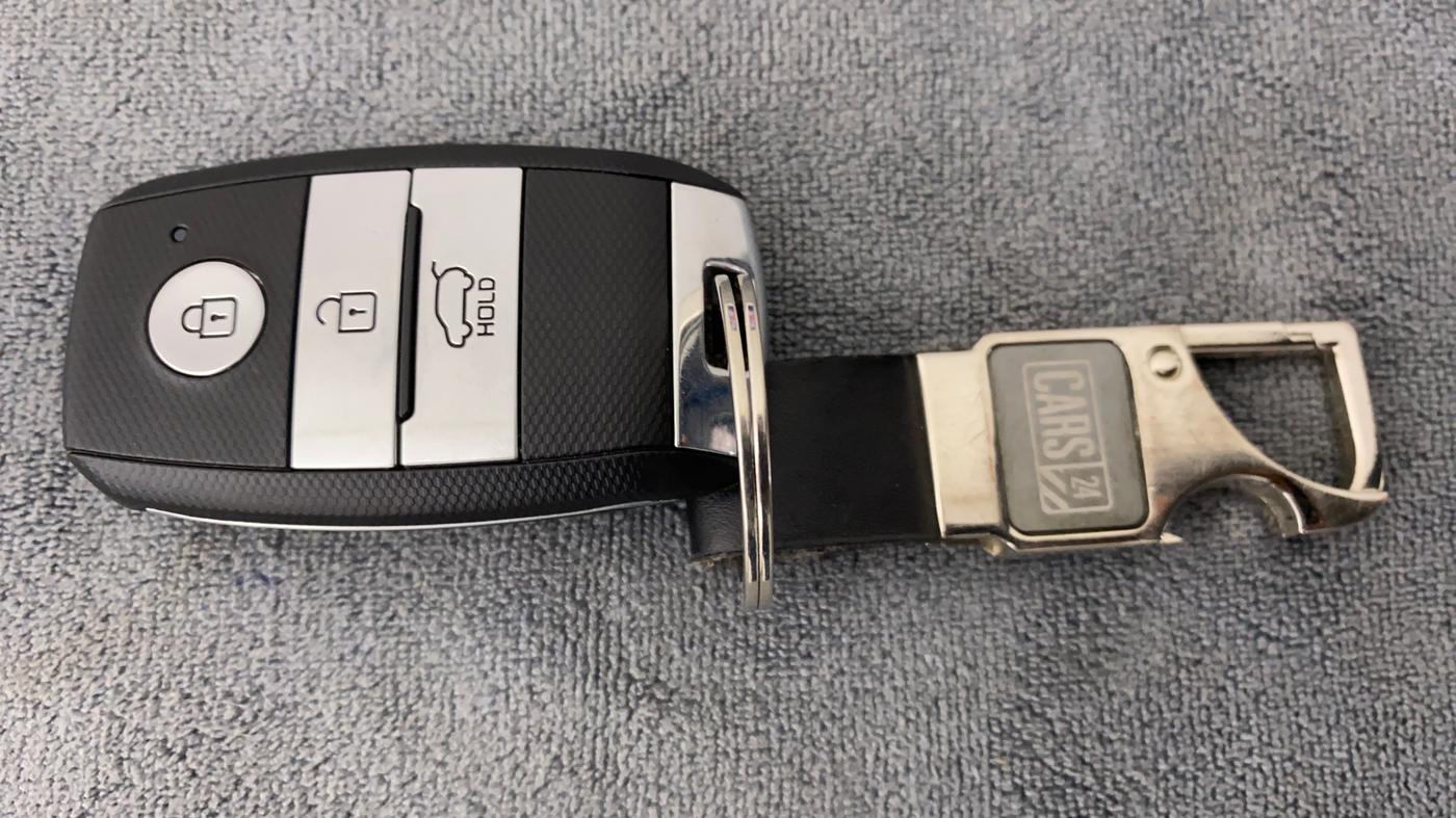 2022 KIA CARENS LUXURY PLUS 1.4G MT 6STR, Petrol, Manual, 3,084 km, Key Close Up