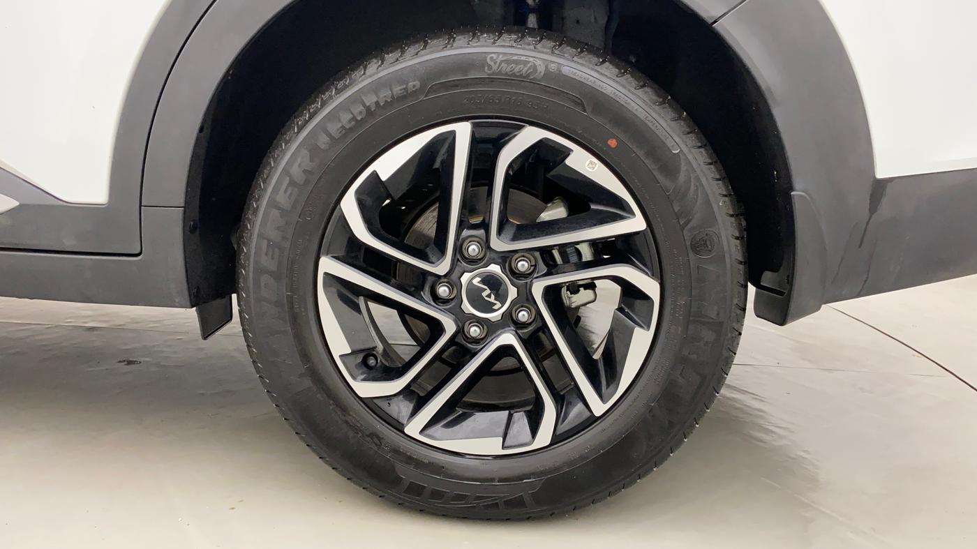 2022 KIA CARENS LUXURY PLUS 1.4G MT 6STR, Petrol, Manual, 3,084 km, Left Rear Wheel