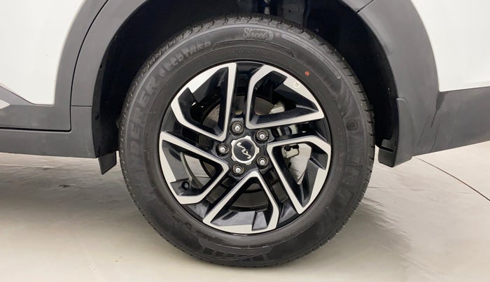 2022 KIA CARENS LUXURY PLUS 1.4G MT 6STR, Petrol, Manual, 3,084 km, Left Rear Wheel