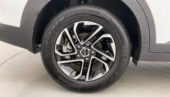 2022 KIA CARENS LUXURY PLUS 1.4G MT 6STR, Petrol, Manual, 3,084 km, Right Rear Wheel