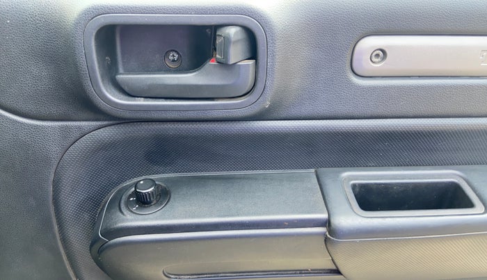 2021 Mahindra Thar LX PETROL HT 4WD AT, Petrol, Automatic, 58,909 km, Driver Side Door Panels Control